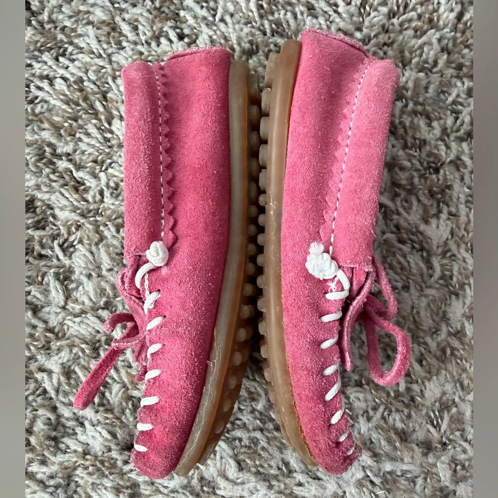 Minnetonka Hello Kitty pink suede embroidered kitty moccasins Toddler size 8